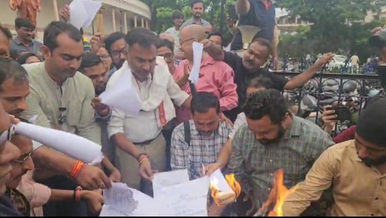 स्वास्थ्य विभाग के आदेश के विरोध में पत्रकार सड़कों पर, अंबेडकर चौक में जलाया आदेश की प्रति ।