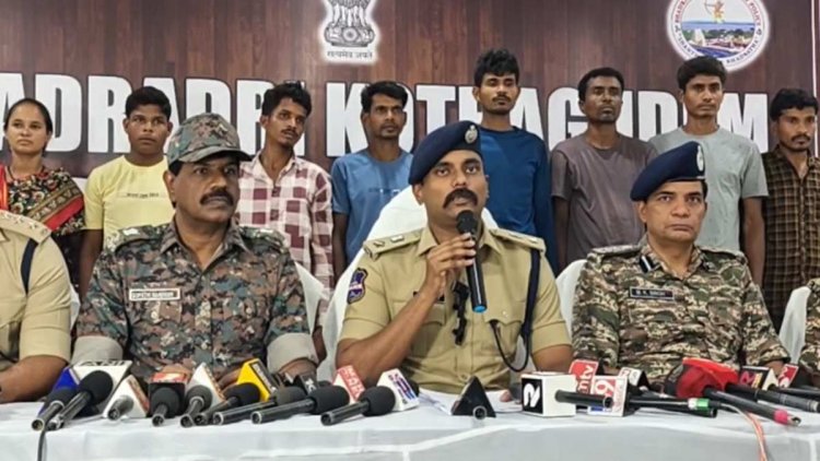 12 नक्सलियों ने किया सरेंडर, 26 लाख के इनामी माओवादी भी शामिल