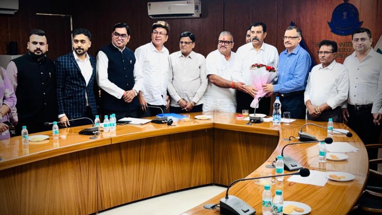 टीम कैट ने  पराग चकोर बोरकर, प्रिंसीपल कमिश्नर, सेन्ट्रल जीएसटी, से मुलाकात कर जीएसटी दिवस कॉन्क्लेव हेतु कैट के सुझाव का ज्ञापन सौंपा - कैट