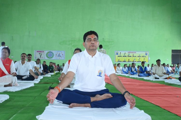राजस्व मंत्री टंकराम वर्मा के साथ जिलेवासियों ने किया सामुहिक योगाभ्यास