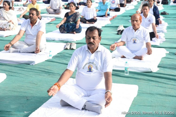 सांसद श्री बघेल के मुख्य आतिथ्य में योगाभ्यास किया गया