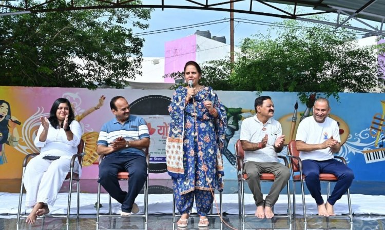 करबला तालाब के किनारे महापौर ने पार्षदों, वरिष्ठ नागरिकों, आमजनों सहित योग शिक्षिका के निर्देशन में किया योगाभ्यास