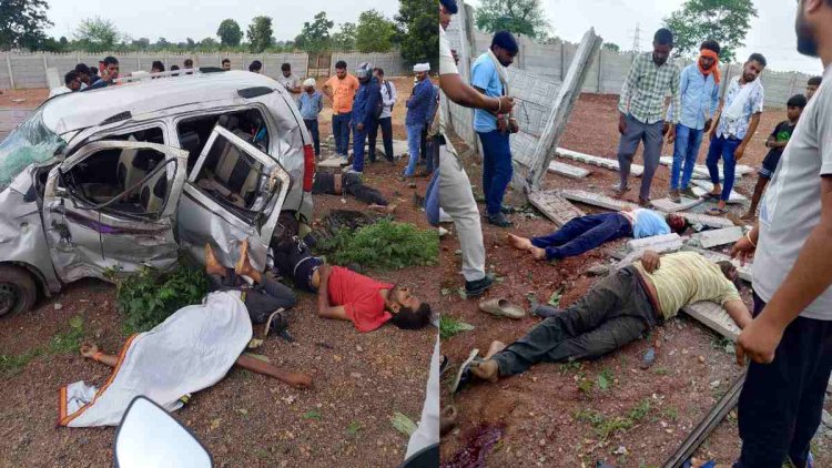 दर्दनाक हादसा : दीवार से टकराई तेज रफ्तार कार, तीन लोगों की मौत, दो की हालत गंभीर, कार के उड़े परखच्चे…..