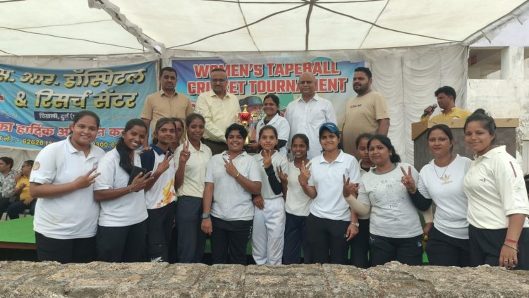 एस आर हाँस्पिटल एण्ड कॉलेज के खेल मैदान में टेपबॉल महिला क्रिकेट टूर्नामेंट का भव्य आयोजन संपन्न हुआ