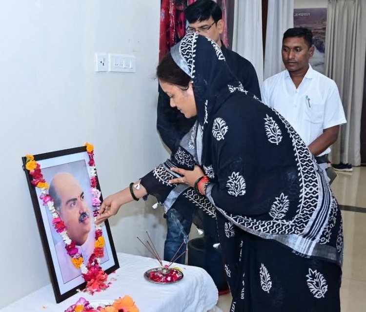 डॉ. श्यामा प्रसाद मुखर्जी की पुण्यतिथि पर महिला एवं बाल विकास मंत्री श्रीमती लक्ष्मी राजवाड़े ने अर्पित की श्रद्धांजलि