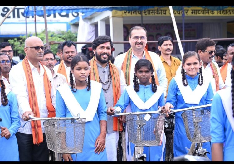 गांव–गांव में शिक्षा की अलख जगा रहे हैं गुरु खुशवंत साहेब – बच्चों को दिलाया विद्यालय प्रवेश, छात्राओं को मिली साइकिल