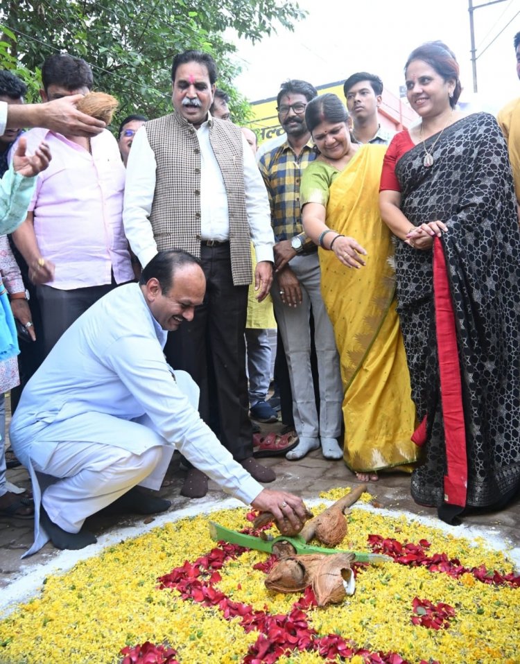 मूणत ने आज रायपुरा चौक में रुपए 433.37 लाख की लागत से होने वाले अंदर ग्राउंड केबलिंग कार्य का श्रीफल फोड़कर शुभारंभ किया ।