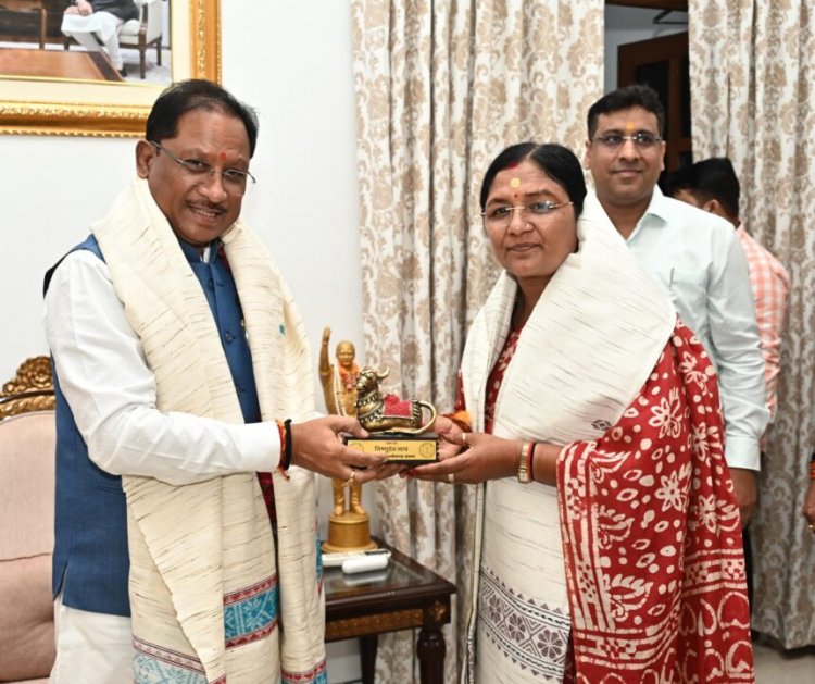 मुख्यमंत्री साय से केंद्रीय महिला एवं बाल विकास राज्य मंत्री सावित्री ठाकुर ने की सौजन्य मुलाकात