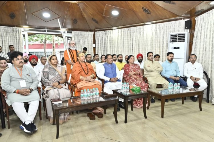 मुख्यमंत्री निवास में प्रधानमंत्री के मन की बात कार्यक्रम में विधायक अनुज शर्मा