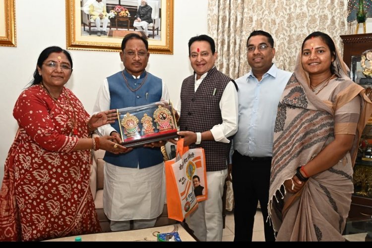 ‘मन की बात’ का 123वां एपिसोड:मुख्यमंत्री निवास में जुटे जनप्रतिनिधि और संतजन, विधायक डॉ. संपत अग्रवाल ने श्रीजगन्नाथ प्रतिमा भेंट की