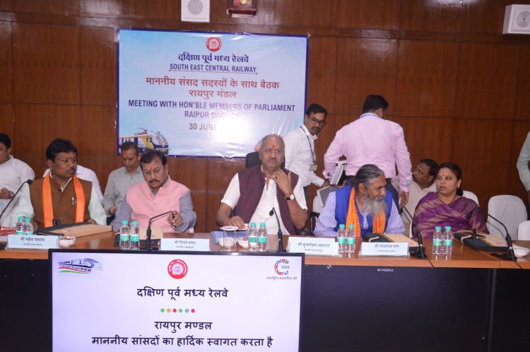 सांसद बृजमोहन ने रेल ट्रैक के दोनों तरफ पौधारोपण के दिए निर्देश