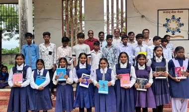 कन्नौजिया साहू समाज ने बोरियाखुर्द में किया नि:शुक्ल लेखन पुस्तिका वितरण 