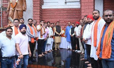 डॉ. श्यामा प्रसाद मुखर्जी की जयंती पर भाजपा कार्यकर्ताओं ने अर्पित की पुष्पांजलि।