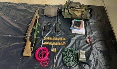 मुठभेड़ स्थल से एक .303 रायफल, भारी मात्रा में विस्फोटक सामग्री एवं नक्सल संबंधी अन्य सामान भी बरामद किए गए।