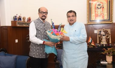राज्यपाल श्री डेका ने केन्द्रीय सड़क परिवहन एवं राजमार्ग मंत्री श्री गड़करी से की सौजन्य भेंट
