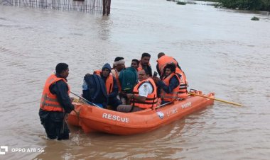 CG- आफत की बारिश : उफान पर शिवनाथ नदी, बाढ़ में फंसे 32 मजदूरों का SDRF ने किया रेस्क्यू