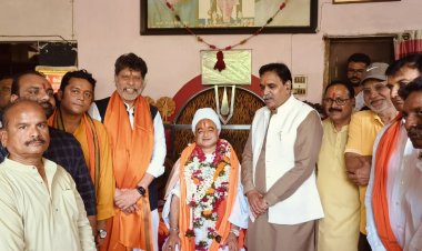 गुरु पूर्णिमा पर्व पर किरण सिंह देव , राजेश मूणत ने किया महंत वेदप्रकाशाचार्य का सम्मान