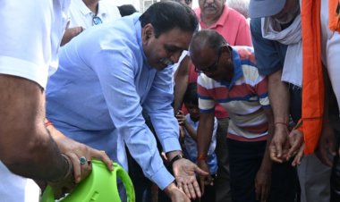 नगर निगम जोन 7 क्षेत्र में करबला तालाब पार में गड्ढों, फेंसिंग व्यवस्था सहित नीम, करंज, विभिन्न प्रजातियों के 50 पौधोँ का रोपण