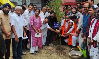 विधायक  मिश्रा , सभापति राठौड़, पर्यावरण विभाग अध्यक्ष भोलाराम साहू, पार्षदों ने नागरिकों सहित   एक पेड़ माँ के नाम रोपित कर देवेन्द्र नगर सेक्टर -3 उद्यान को हरा - भरा बनाया