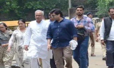 BREAKING : बेटे चैतन्य से मिलने पूर्व मुख्यमंत्री भूपेश बघेल सपरिवार पहुंचे ईडी कार्यालय, कहा- बेवजह मेरे बेटे को फंसाया जा रहा