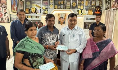 मंत्री  लखनलाल देवांगन ने 10 परिवारों को दिए सहायता राशि का चेक
