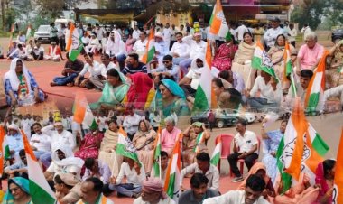 ईडी कार्रवाई...कांग्रेस का हल्ला बोल पूर्व सीएम भूपेश बघेल के बेटे की गिरफ्तारी के खिलाफ कांग्रेस ने 33 जिलों में 2 घंटे तक चक्काजाम किया..