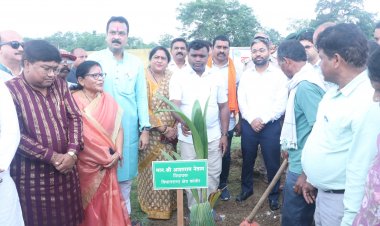 जिला स्तरीय पौधरोपण कार्यक्रम का शुभारंभ ग्राम कोदागांव से विधायक एवं कलेक्टर ने शाला परिसर में लगाए नारियल व कटहल के पौधे