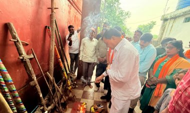 हरेली पर्व के रंग में रंगे उद्योग मंत्री लखन लाल देवांगन, गेड़ी चढ़े, पारंपरिक खेलों में हुए शामिल