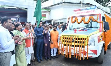मुख्यमंत्री विष्णु देव साय ने आधुनिक एम्बुलेंस को दिखायी हरी झंडी,ग्रामीण क्षेत्र के लोगों को मिलेगा लाभ