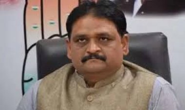 सोलर पैनल का सबसे बड़ा निर्माता अडानी इसीलिये सरकार सोलर पैनल लगाने पर जोर दे रही