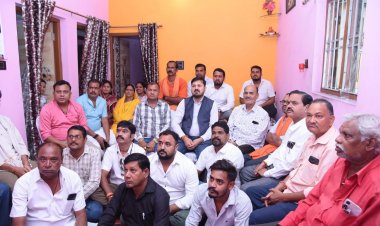 ग्राम चरौदा में अनुज ने ग्रामीण के साथ सुनी प्रधानमंत्री श्री मोदी  का 124वां ‘मन की बात’