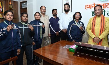 मुख्यमंत्री श्री साय से किक बॉक्सिंग पदक विजेता खिलाड़ियों ने की सौजन्य मुलाकात