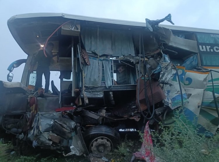 रॉयल बस और हाईवा ट्रक की टक्कर में तीन मृत अनेक घायल