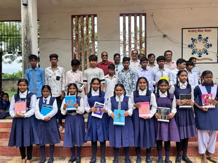 कन्नौजिया साहू समाज ने बोरियाखुर्द में किया नि:शुक्ल लेखन पुस्तिका वितरण 