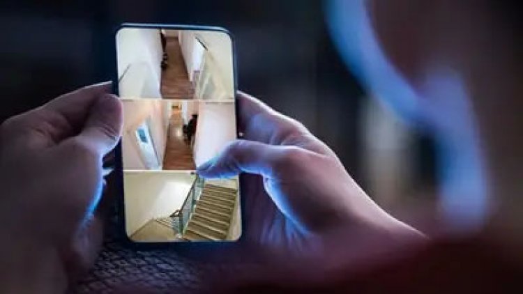 स्कूल के गर्ल्स टाॅयलेट में मिला मोबाइल : टॉयलेट में मोबाइल छिपाकर हेड मास्टर बनाता था वीडियो, जब शिक्षिकाओं की अचानक पड़ी नजर, फिर जो हुआ..…