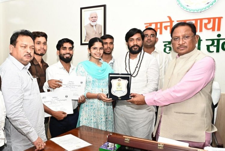  मुख्यमंत्री  विष्णुदेव साय से पंथी नृत्य दल ने की सौजन्य मुलाकात