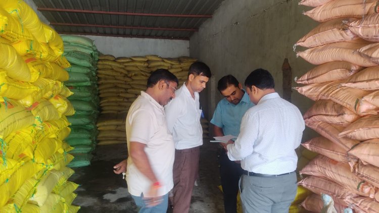 खाद दुकानों में अनियमितता पर अम्बिकापुर जिले में कार्रवाई