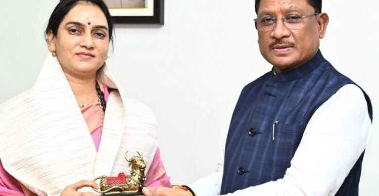 पर्यावरण संरक्षिका ‘वॉटर वुमन’ शिप्रा पाठक से मुख्यमंत्री विष्णु देव साय की भेंट, सराहे गए पौधरोपण अभियान