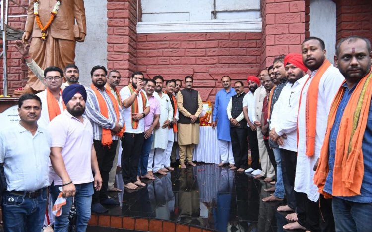 डॉ. श्यामा प्रसाद मुखर्जी की जयंती पर भाजपा कार्यकर्ताओं ने अर्पित की पुष्पांजलि।