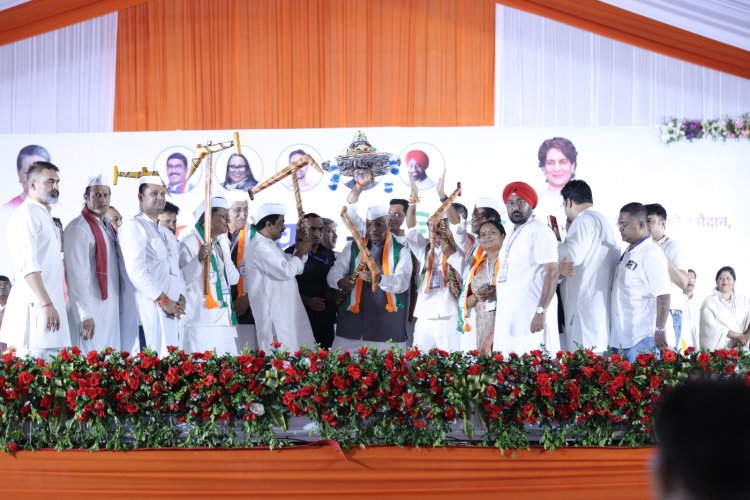 कांग्रेस की किसान, जवान, संविधान सभा में बरसते पानी में 25000 से अधिक लोग शामिल हुए