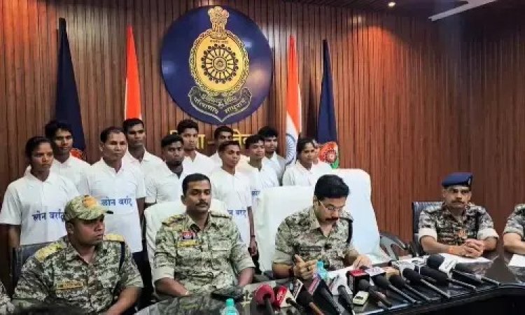 BREAKING : दंतेवाड़ा में 12 नक्सलियों ने किया सरेंडर, 8 लाख की ईनामी चंद्रना भी शामिल