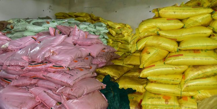 जिले के सहकारी समितियों में किसानों के लिए पर्याप्त खाद उपलब्ध