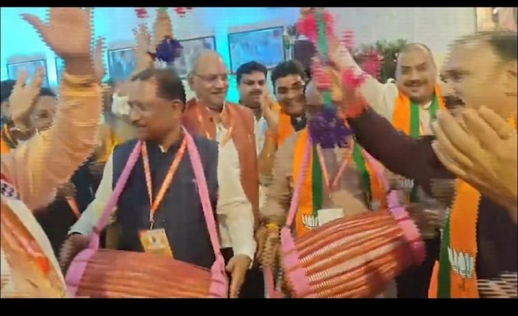 मुख मुरली बजाय.. मुख मुरली बजाय... छोटे से श्याम कन्हैया...विष्णुदेव साय ने ढोलक बजाया, मैनपाट में खूब नाचे सांसद, मंत्री और विधायक