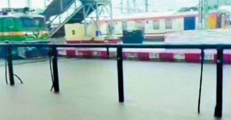 मध्य छत्तीसगढ़ में भारी बारिश का कहर: दुर्ग रेलवे स्टेशन जलमग्न, ट्रेनों की आवाजाही बाधित