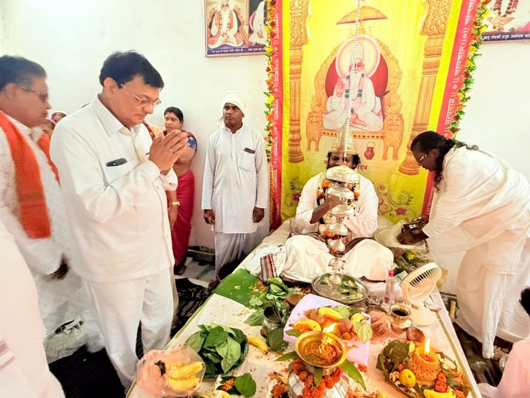 गुरु पूर्णिमा पर उद्योग मंत्री श्री देवांगन में सद्गुरु कबीर आश्रम में की पूजा अर्चना कर लिया आशीर्वाद, प्रदेश वासियों के खुशहाली की कामना की
