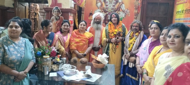 भाजपा महिला मोर्चा ने किया महंतों, पुजारियों, गुरुजनों का सम्मान