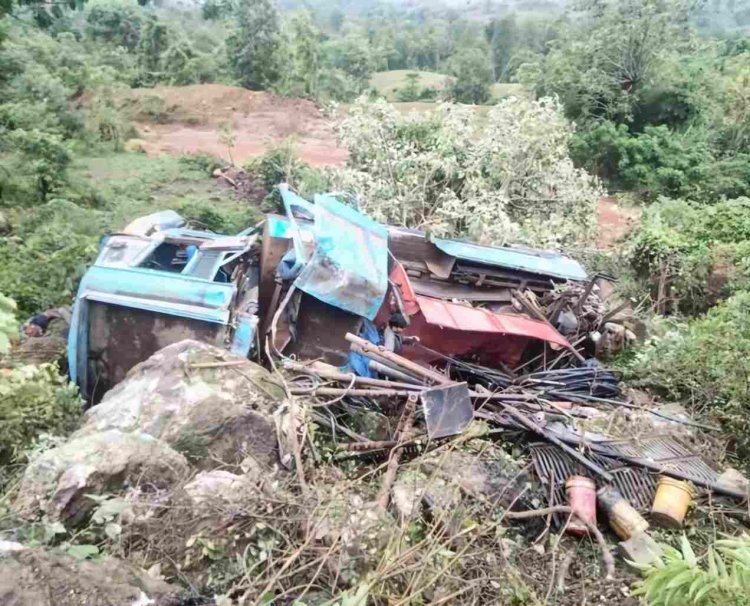 ब्रेकिंग : खाई में गिरा बोर वाहन, 4 लोगों की मौके पर मौत, 5 घायल