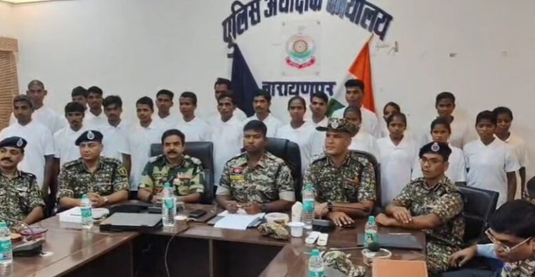 नारायणपुर में 22 नक्सलियों ने किया आत्मसमर्पण, 8 महिला नक्सली भी शामिल, 37.50 लाख रुपये का इनाम था घोषित