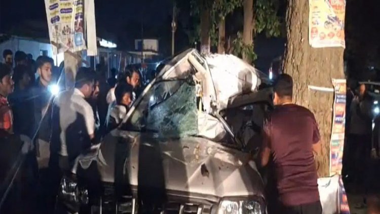 CG Accident : अनियंत्रित होकर पेड़ से टकराई तेज रफ्तार कार, युवक-युवती की मौके पर ही मौत, 3 की हालत गंभीर