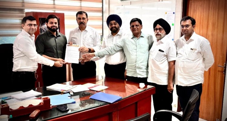 टीम कैट ने  पुष्पेंद्र कुमार मीणा, आयुक्त, जीएसटी छत्तीसगढ़ शासन से मुलाकात कर ज्ञापन सौंपा कैट ने ई-वे बिल नियमों में व्यावहारिक सुधार की माँग रखी